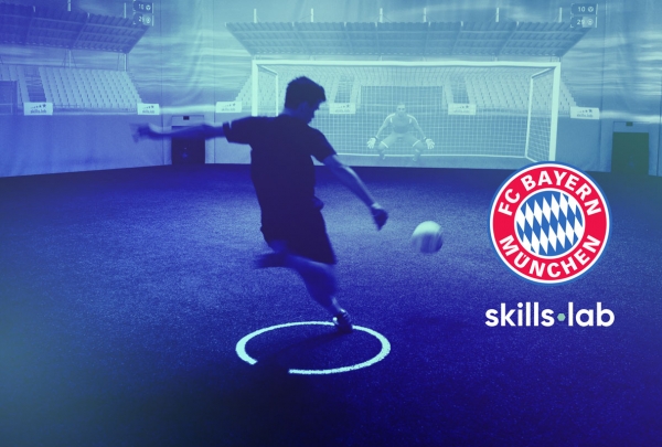 Aufnahme der skills.lab Arena mit dem Logo des FC Bayern