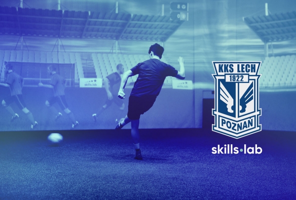 Aufnahme der skills.lab Arena mit dem Logo von Lech Poznań
