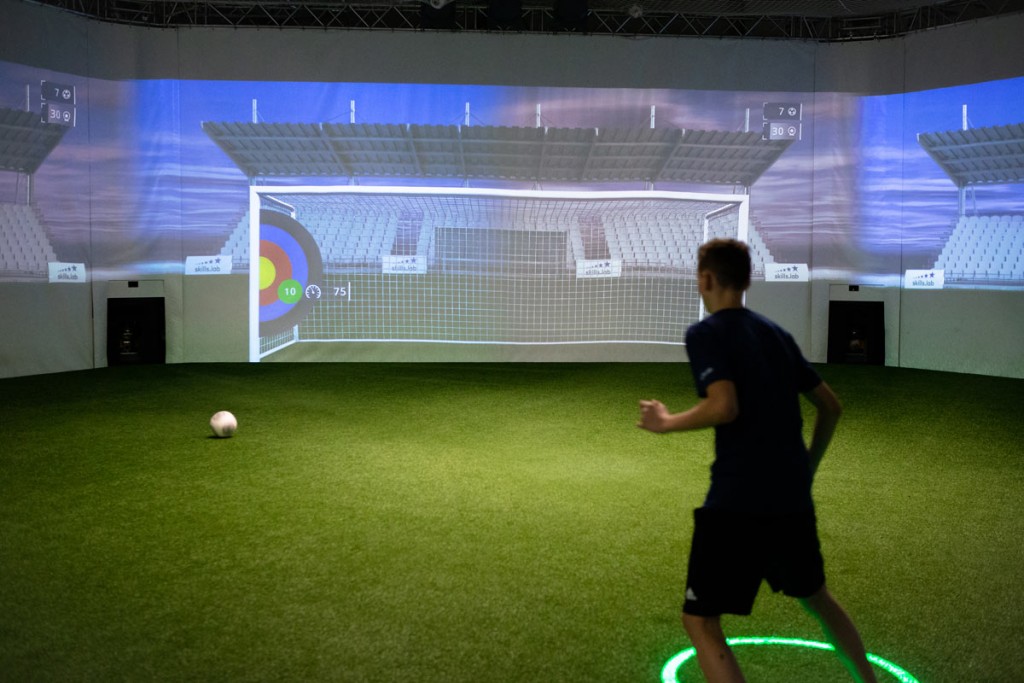 Image from the back showing a youth player during a finishing exercise at skills.lab Arena
