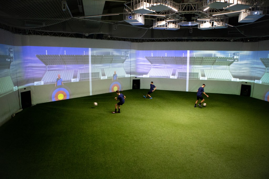 Aufnahme von oben zeigt drei jugendliche Spieler während einer parallelen Passübung in der skills.lab Arena
