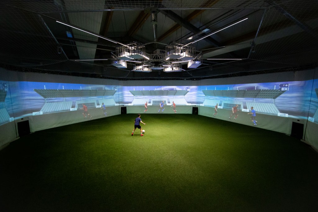 Individual training - Image showing a player during a passing exercise in the skills.lab Arena