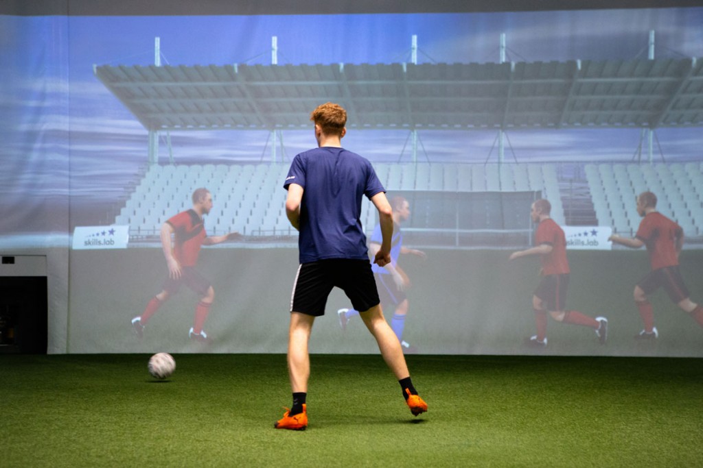 Individual training - image showing a player during a passing exercise in the skills.lab Arena in Wundschuh