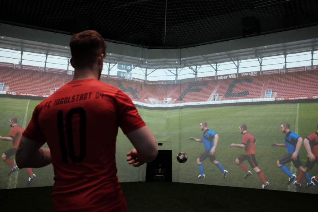FC Ingolstadt 04 - Image of an adult player during an overview exercise in the skills.lab Arena