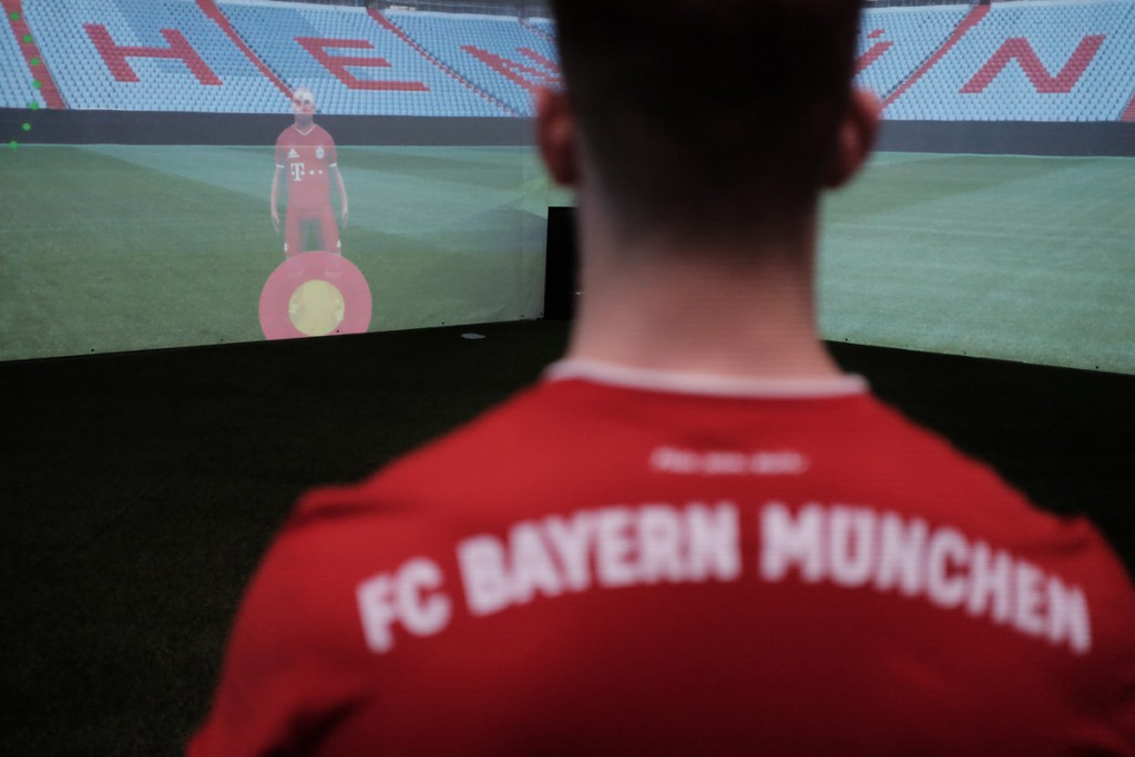 FC Bayern München - Aufnahme eines Spielers von hinten in der skills.lab Arena am FC Bayern Campus