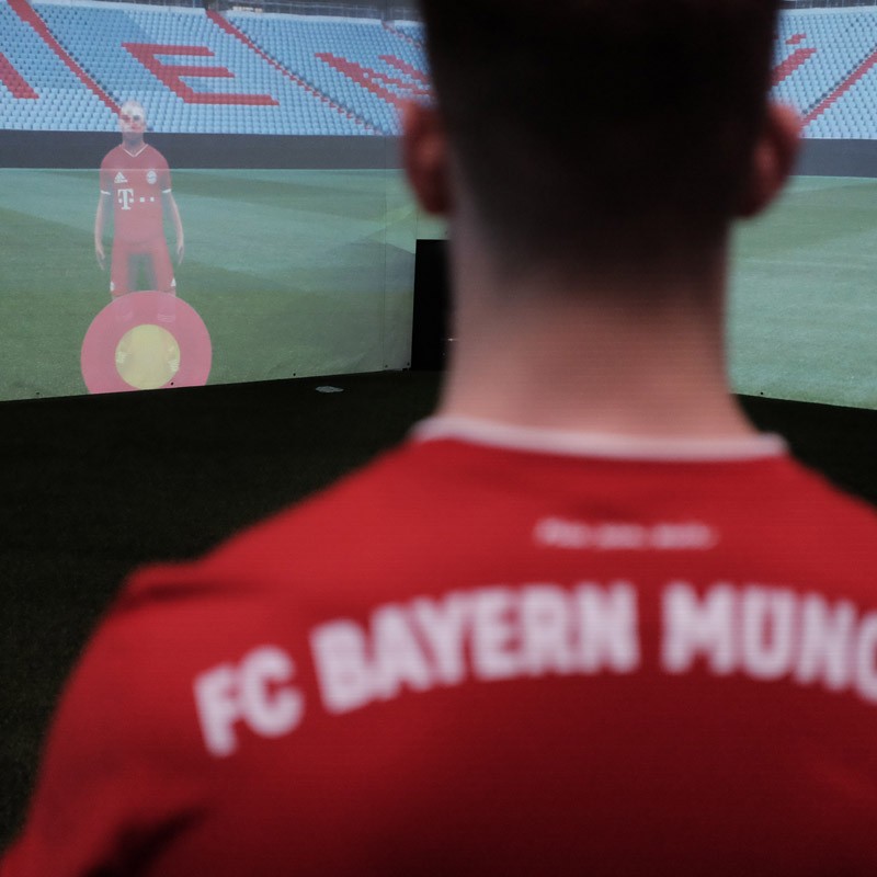 FC Bayern München - Aufnahme eines Spielers von hinten in der skills.lab Arena am FC Bayern Campus