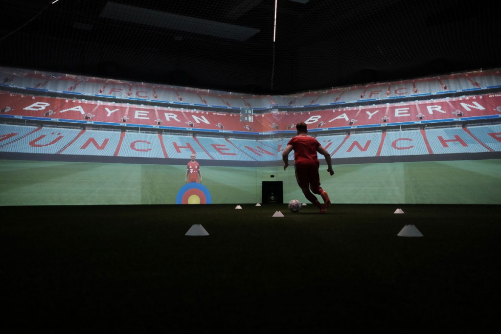 FC Bayern München - Aufnahme eines Spielers während einer Dribblingübung in der skills.lab Arena am FC Bayern Campus
