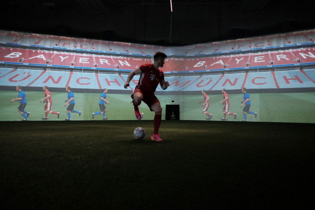 FC Bayern München - Aufnahme eines Spielers bei einer Übersichtssübung in der skills.lab Arena am FC Bayern Campus