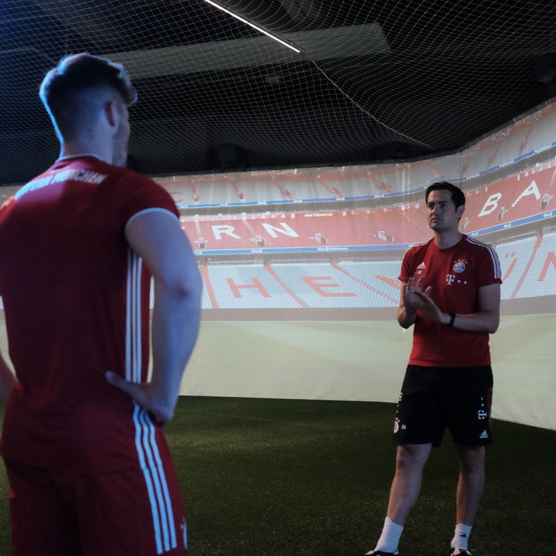FC Bayern München - Ein Spieler und ein Trainer während einer Besprechung in der skills.lab Arena am FC Bayern Campus