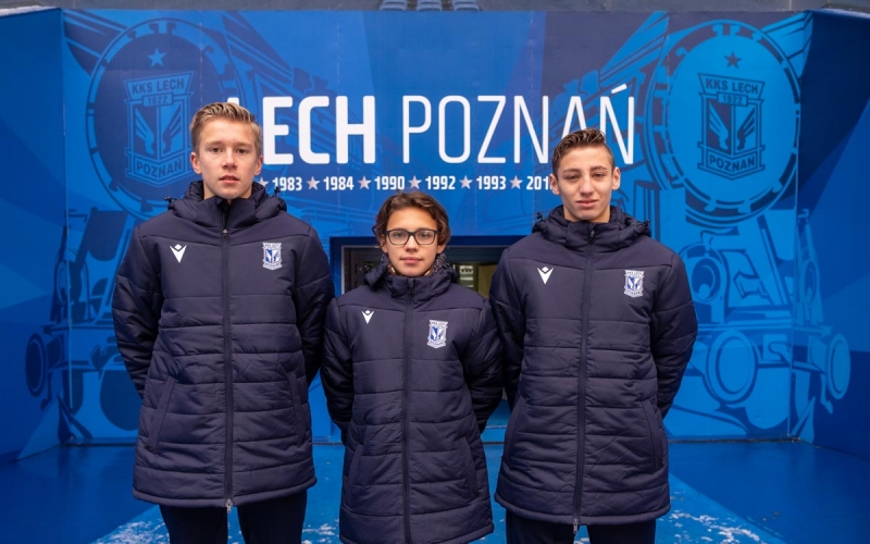 KKS Lech Poznań - Porträtaufnahme von drei Akademiespieler im Stadion von Lech Poznan