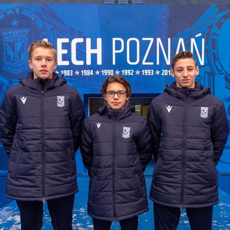 KKS Lech Poznań - Porträtaufnahme von drei Akademiespieler im Stadion von Lech Poznan