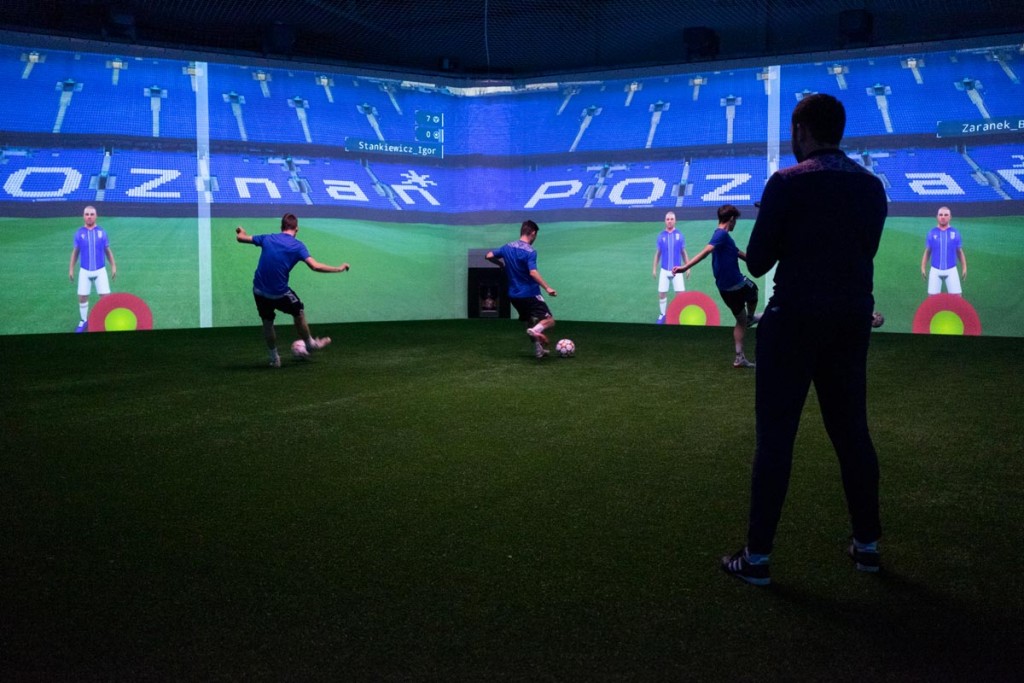 KKS Lech Poznań - Image of three academy players during a parallel passing exercise in the skills.lab Arena