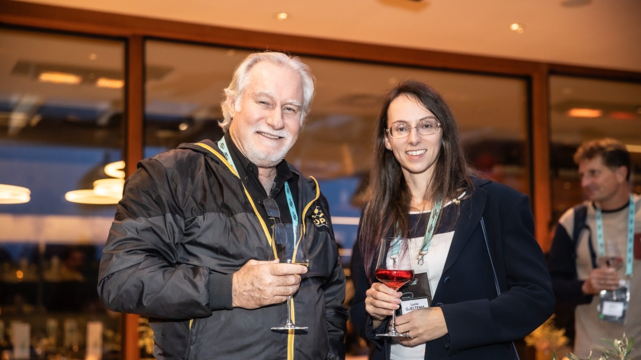 Ein Teilnehmer und eine Teilnehmerin des Summits beim Networking Evening.