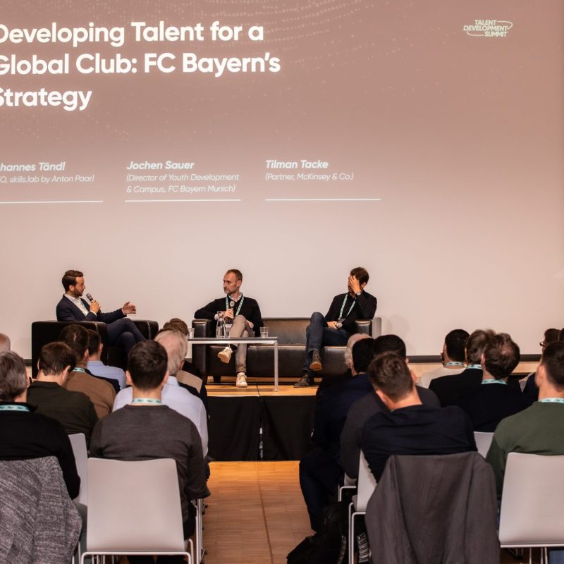 Jochen Sauer (FC Bayern) discussing with Tilman Tacke (McKinsey)