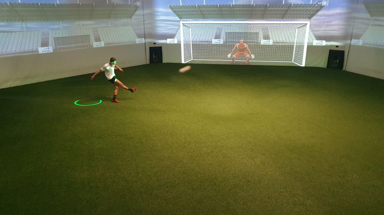 Sturm-Profi Ivan Ljubic bei einer Torschussübung in der skills.lab Arena