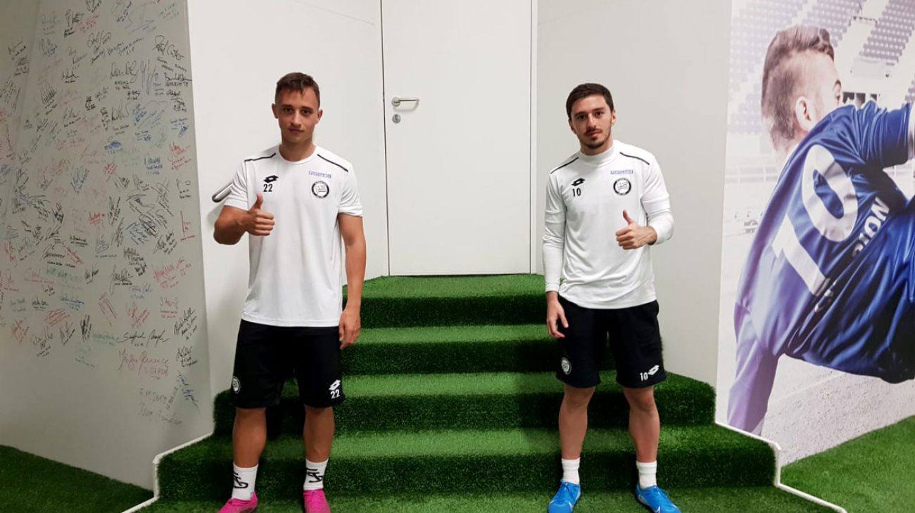 Sturm-Profis Tobias Koch und Otar Kiteishvili am Eingang zur skills.lab Arena in Wundschuh