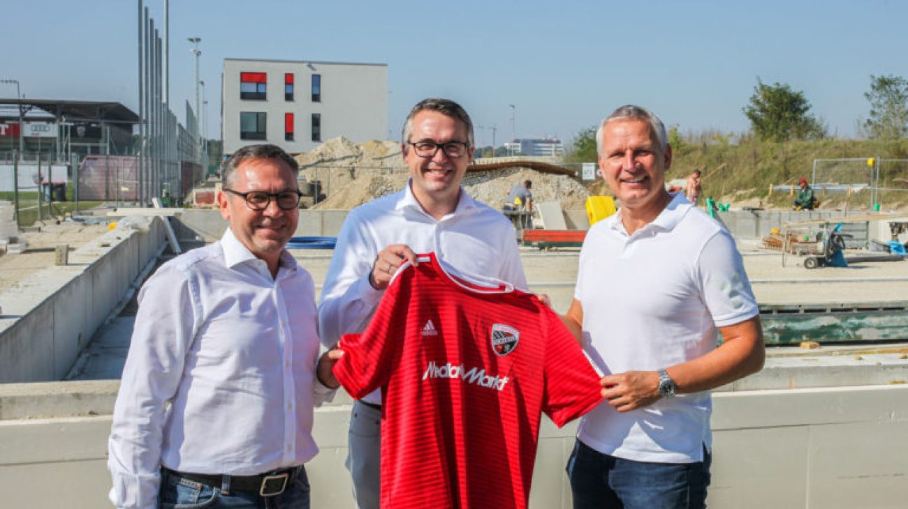 Gruppenbild vor der Baustelle des skills.lab in Ingolstadt