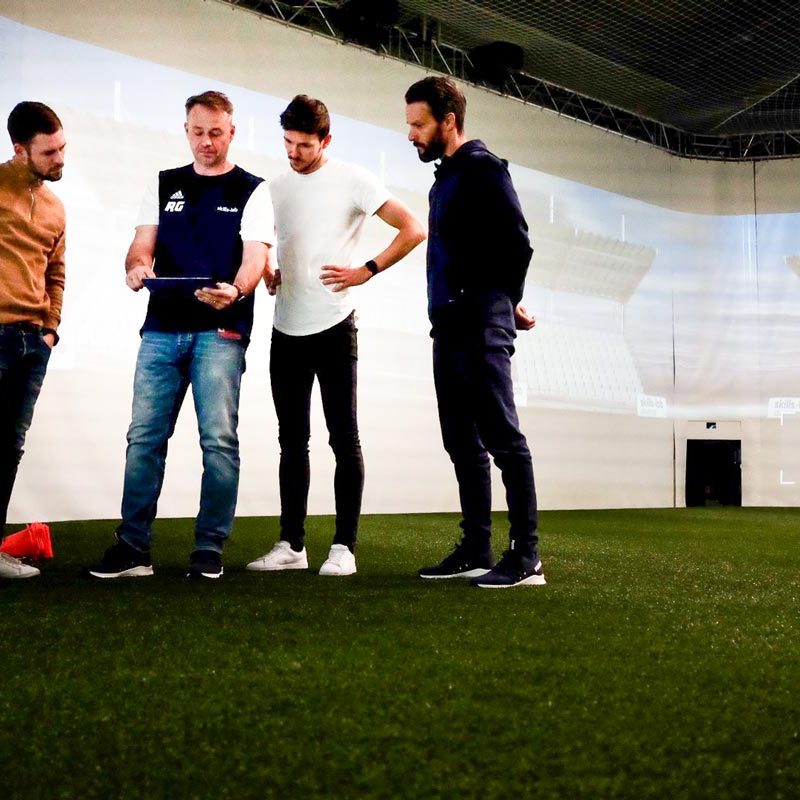 Blog - Bild von Oliver Lederer mit seinem Coaching Team in der skills.lab Arena