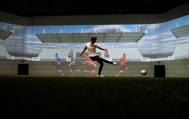 Projekt 12 - Bild eines Spielers während einer Passübung in der skills.lab Arena