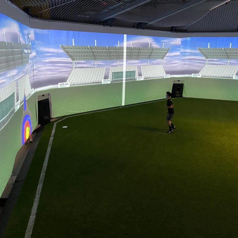 Blog - Ein Nachwuchsspieler während einer Passübung in der skills.lab Arena im COPA STC in Walnut Creek