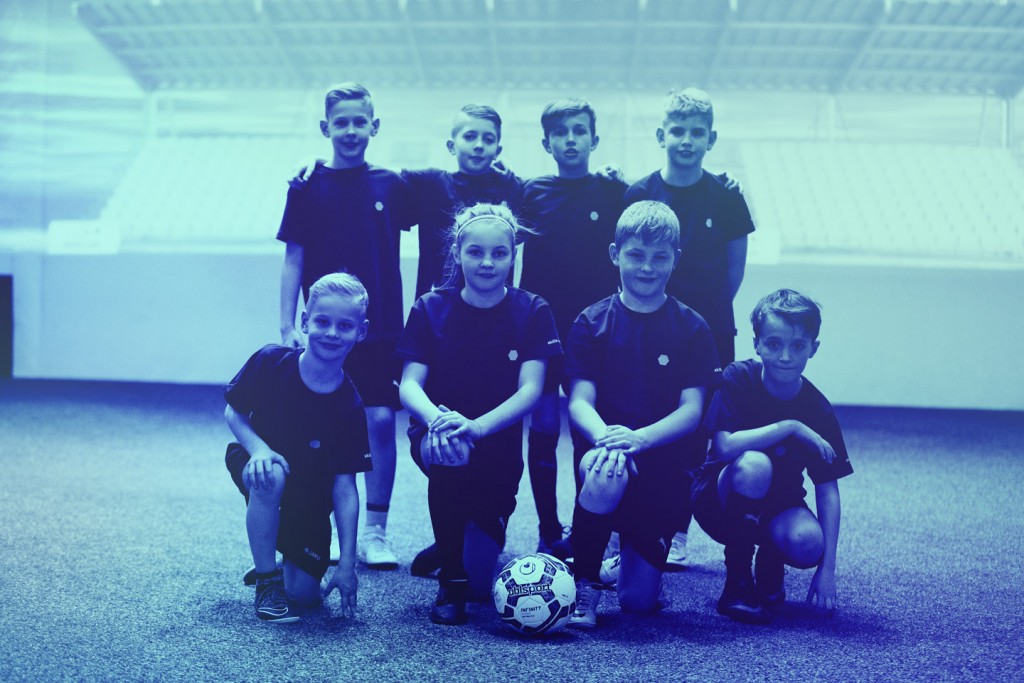 Gruppenfoto mit acht Kindern im Alter zwischen sieben und zehn Jahren