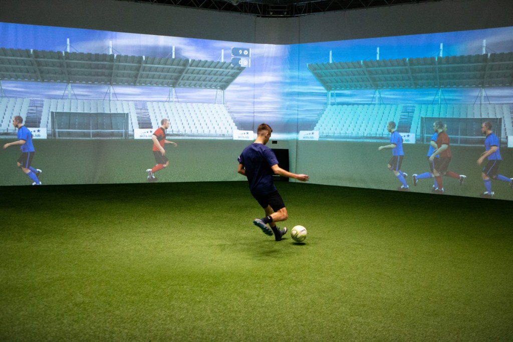Academy - A youth player during a passing exercise in the skills.lab Arena