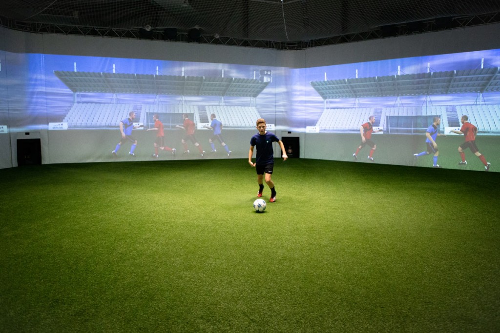 Skills Check EN - Image showing a youth player during an overview exercise in the skills.lab Arena in Wundschuh