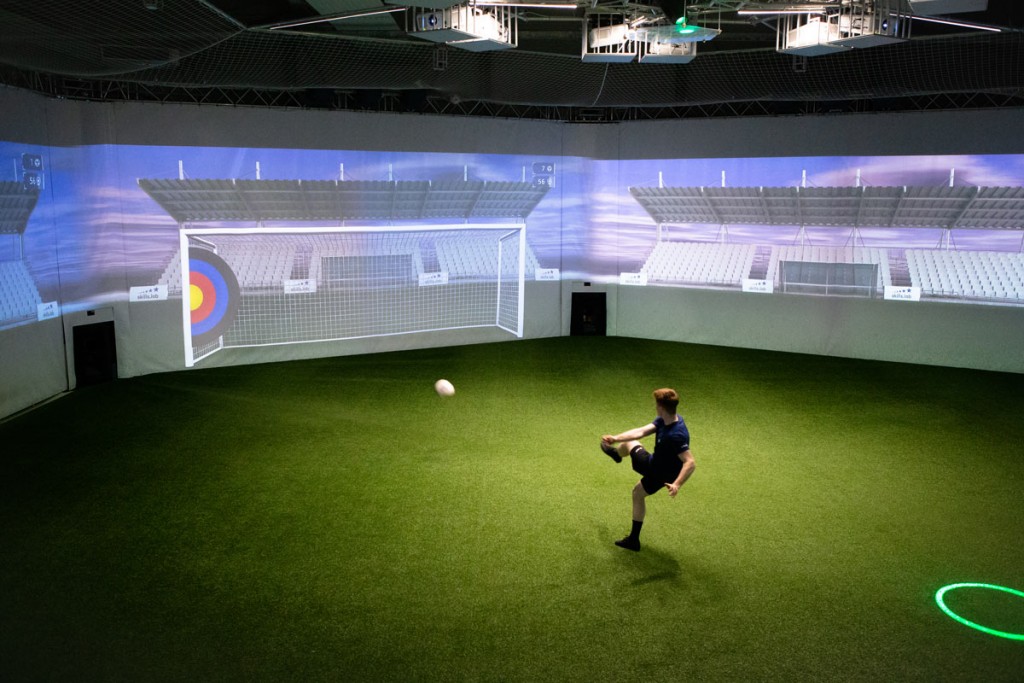 Skills Check - Image showing an adult player during a finishing exercise in the skills.lab Arena in Wundschuh