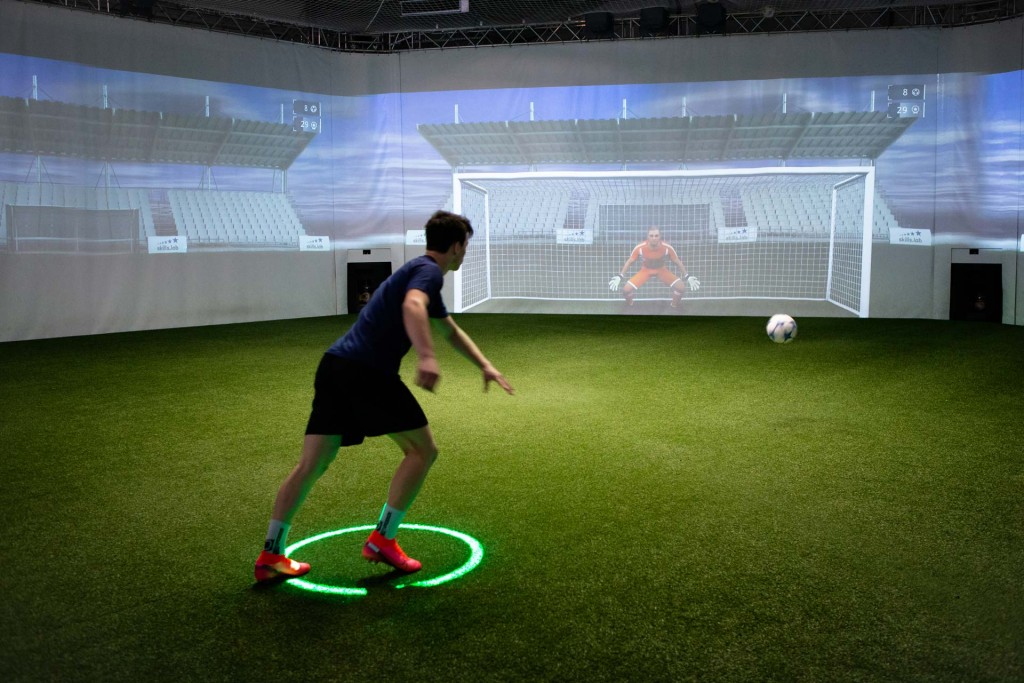 Team Check - Aufnahme eines erwachsenen Spielers während einer Torschussübung in der skills.lab Arena